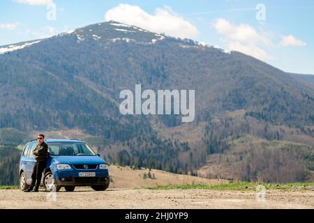 Uzhhorod, Ukraine 4. Mai 2021: Touristen reisen in die Ukraine, mit dem Auto Volkswagen, Berglandschaft im Hintergrund, die ukrainischen Karpaten Stockfoto