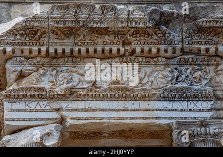 Nahaufnahme der römischen Drehbuchbeispiele aus der antiken Stadt Ephesus, die eine Stadt im antiken Griechenland an der Küste Ionias war. Stockfoto