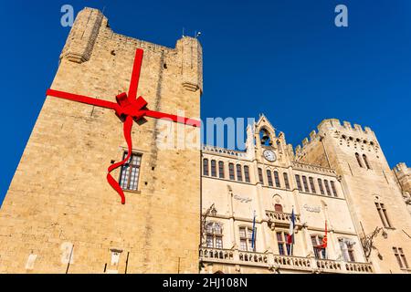 Das Rathaus von Narbonne mit seiner Weihnachtsdekoration, ein Palast aus dem 12th. Jahrhundert mit Archäologie- und Kunstmuseen und ein unterirdisches römisches Lagerhaus in Frankreich Stockfoto