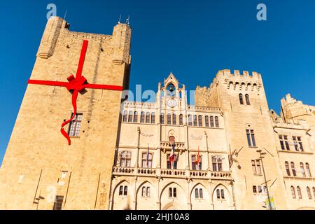 Das Rathaus von Narbonne mit seiner Weihnachtsdekoration, ein Palast aus dem 12th. Jahrhundert mit Archäologie- und Kunstmuseen und ein unterirdisches römisches Lagerhaus in Frankreich Stockfoto