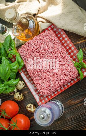 Frisches Fleisch, das mit anderen Zutaten zu Boden gemahlen wurde Stockfoto