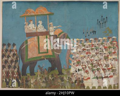 Drei Adlige in Prozession auf einem Elefanten ca. 1790 Gemälde von Venkatchellum Ein gautzig bemalter Elefant trägt einen bedeutenden Adligen und seine Begleiter, die unter einer Howdah sitzen. Um sie herum marschieren Armeen indischer Soldaten, die Turbanen tragen und Schwerter, Speere und Standards nach vorne tragen, während das Heck von einer anderen in britischer Armeeuniform gekleideten Truppe hochgehalten wird. Die Identität des Adligen ist unbekannt, da die identifizierende Inschrift auf dem gewölbten Baldachin abgeflockt ist. Wir können das Gemälde jedoch Venkatchellam, einem führenden Künstler, der am Hofe von Nizam ‘Ali Khan in Hyderabad lebt, zuordnen Stockfoto