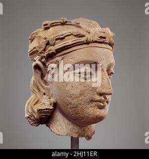 Monumentaler Bodhisattva-Kopf Pakistan aus dem 5th. Jahrhundert (alte Region von Gandhara) dieser Kopf stammt aus einer Skulptur, die mehr als zwölf Meter hoch gewesen wäre und wahrscheinlich entlang des Umfangs eines buddhistischen heiligen Bereichs stand, der eine Stupa umschließt. Im vierten und fünften Jahrhundert wurde die monumentale Bildsprache in Gandhara immer beliebter und beschränkte sich fast ausschließlich auf die Bilder des Buddha. Der Turban und der Schmuck des Bodhisattvas könnten darauf hinweisen, dass er vor der Erleuchtung ein seltenes Bild von Shakyamuni ist. Alternativ kann der Bodhisattva den Buddha als Teil einer massiven Dreiklang besucht haben. M Stockfoto