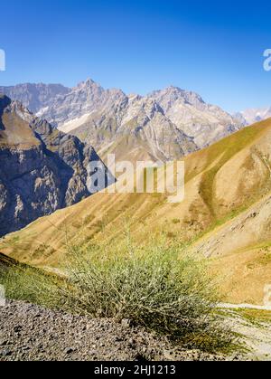 Ein spektakulärer Blick auf das Zarafshan Gebirge vom Anzob Pass in Tadschikistan Stockfoto