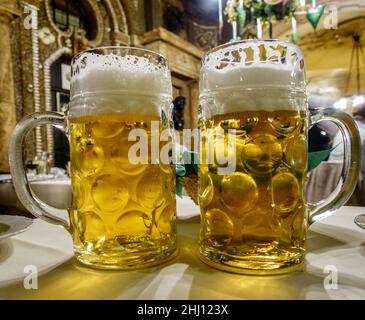 Nahaufnahme von zwei Bierkrügen in einem Restaurant in München Stockfoto