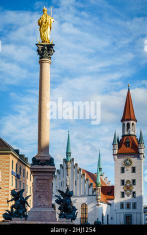 Marys-Säule und altes Rathaus am Marienplatz in München Stockfoto