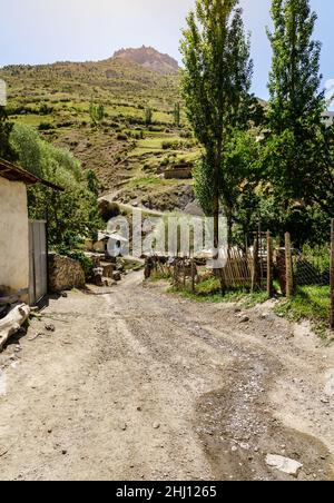 Straße durch das Dorf Margib in den Bergen Tadschikistans Stockfoto