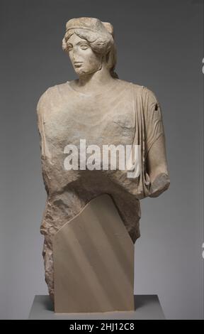 Oberer Teil einer Marmorstatue einer Frau 1st–2nd Jahrhundert n. Chr. römische Kopie einer griechischen Statue von ca. 460–450 v. Chr. Dies ist wahrscheinlich eine Darstellung der Athene, denn die ungewöhnlich hohe Krone des Kopfes könnte einst einen Bronzehelm getragen haben. Das Gesicht wurde in der Antike abgebrochen und wieder angebracht. Oberer Teil einer Marmorstatue einer Frau 254481 Roman, oberer Teil einer Marmorstatue einer Frau, 1st?2nd Jahrhundert A.D., Marmor, Pentelisch, H. 51 3/4 in. (131,5 cm). Das Metropolitan Museum of Art, New York. Rogers Fund, 1942 (42.11.43) Stockfoto