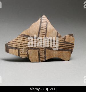 Terrakotta-Randfragment mit Gitterdesign ca. 3800–3300 v. Chr. Dimini-Kultur aus ThessalyDunkle Linien auf hellem Boden.. Terracotta-Randfragment mit Gitterdesign 253236 Dimini Kultur, Terracotta-Randfragment mit Gitterdesign, ca. 3800?3300 v. Chr., Terrakotta, Länge 4 3/16in. (10,6cm). Das Metropolitan Museum of Art, New York. Anonymes Geschenk, 1930 (30.119.31) Stockfoto