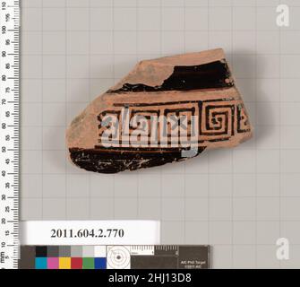 Terrakotta-Fragment eines Kelchkraters (Schüssel zum Mischen von Wein und Wasser) 470–460 v. Chr. Griechisch, attisch auf der Cul, Mäander-Muster mit Saltirequadraten. Terrakotta-Fragment eines Kelchkraters (Schüssel zum Mischen von Wein und Wasser). Griechisch, Dachboden. 470–460 V. CHR. Terrakotta; rote Figur. Klassisch. Vasen Stockfoto