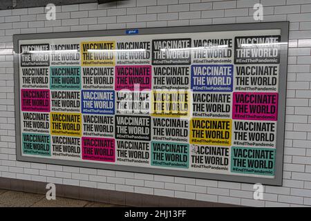 WESTMINSTER, LONDON, GROSSBRITANNIEN. 26. Januar 2022. Schilder an der U-Bahnstation Westminster fordern das Ende der Coronavirus-Pandemie durch die Förderung von Impfungen für die Welt gegen Covid SARS-2- Cov. Kredit: amer ghazzal/Alamy Live Nachrichten Stockfoto