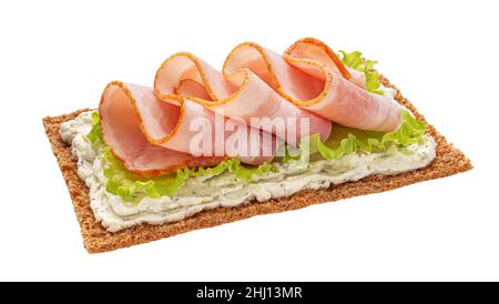 Knäckebrot mit geräuchertem Speck isoliert auf weißem Hintergrund Stockfoto