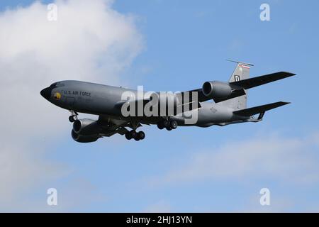 63-8878, eine Boeing KC-135R Stratotanker, die vom Air FeFueling Wing Wing 100th der United States Air Force in Europe (USAFE) betrieben wird und am Prestwick International Airport in Ayrshire, Schottland, ankommt. Das Flugzeug wurde „Boss Lady“ genannt und hat seinen Sitz bei RAF Mildenhall in Suffolk, England. Stockfoto