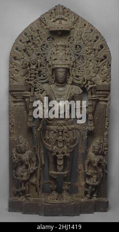 Vishnu als Keshava im ersten Viertel des 12th. Jahrhunderts stehend Dasoja von Balligrama Ein Hindu-Text, der von den Hoysalas bevorzugt wird, nennt vierundzwanzig Namen für Vishnu, beginnend mit Keshava. Jeder Name ist mit einer Form verbunden, und alle Formen haben vier Arme und haben die gleichen Attribute: Eine Shankha (Conch Battle Trompete), eine Gada (Mace), ein Chakra (war Discus) und ein padma (Lotus). Es ist die Reihenfolge, in der die Attribute in den vier Händen gottes gehalten werden, die sich ändert und die die verschiedenen Namen des gottes bedeutet. Keshava wird hier von zwei seiner Gefährten, Shridevi und Bhudevi, flankiert. Um seinen Kopf Stockfoto