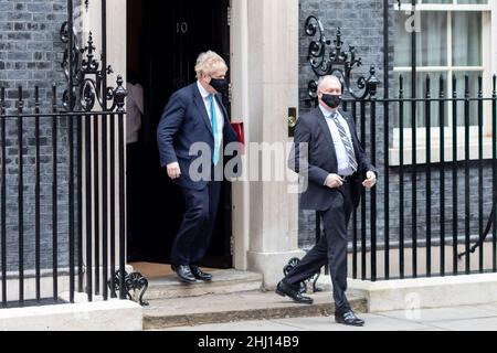 London, Großbritannien. 26th Januar 2022. Der britische Premierminister Boris Johnson verlässt sein Büro in der Downing Street 10, um an den Fragen des Premierministers (PMQ) der Woche teilzunehmen. Kredit: SOPA Images Limited/Alamy Live Nachrichten Stockfoto