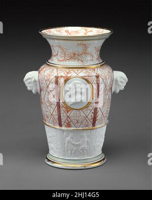 Century Vase Ca. 1876 entworfen von Karl L. H. Müller amerikanische nationalistische Motive schmücken dieses Vasen-Paar (siehe 69.194.2), das der Bildhauer Karl Müller zu Ehren der amerikanischen Jahrhundertfeier 1876 entworfen hat. Indianische Pflanzen schmücken den Körper und nordamerikanische Bisons dienen als Griffe. Ein Profilporträt von George Washington schmückt jede Seite, und die sechs Keksrelieftafeln um den Sockel zeigen jeweils Szenen aus der amerikanischen Geschichte – darunter ein Minutenmann mit seiner Kanone, William Penn, der einen Vertrag mit den Indianern unterzeichnet, und die Boston Tea Party. Century Vase 1532 Stockfoto