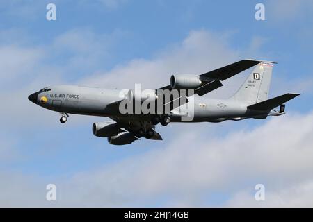 63-8878, eine Boeing KC-135R Stratotanker, die vom Air FeFueling Wing Wing 100th der United States Air Force in Europe (USAFE) betrieben wird und am Prestwick International Airport in Ayrshire, Schottland, ankommt. Das Flugzeug wurde „Boss Lady“ genannt und hat seinen Sitz bei RAF Mildenhall in Suffolk, England. Stockfoto