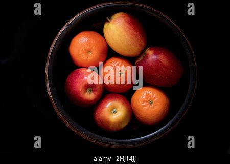 Eine Schüssel mit Äpfeln und Mandarinen Stockfoto