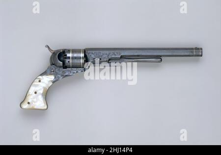 Colt Pherson Percussion Revolver, Nr. 5, Holster-Modell, Seriennr 940 ca. 1840 Samuel Colt American in den Jahren 1835 und 1836 patentierte der amerikanische Erfinder und Industrialist Samuel Colt (1814–1862) eine revolutionäre Art von Multishot-Pistole, die bis heute verwendet wird. Die Revolver von Colt hatten einen rotierenden Zylinder, der mit mehreren Runden beladen und schnell abgefeuert werden konnte, indem der Hammer abgekockt und gelöst wurde, oder, in späteren Modellen, indem man einfach den Abzug zog. Frühe Colt Schusswaffen verwendeten eine Zündperkussion und mussten in separaten Operationen mit Pulver, Kugeln und Zündkappen beladen werden. Nach 1870, Colt Modell Stockfoto