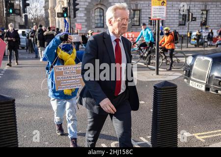 Demonstranten zielen vor dem Parlament auf den konservativen Abgeordneten David Davis ab, an dem Boris Johnson vor weiteren Rücktrittsforderungen steht, London, Großbritannien Whitehall, London, England, UK 26th January 2022 Credit: Jeff Gilbert/Alamy Live News Stockfoto