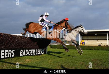 Dorking Bursche unter Jamie Moore (links) räumt einen Zaun, bevor er die Watch Race Replays bei racingtv.com Handicap Chase auf der Wincanton Rennbahn gewinnt. Bilddatum: Mittwoch, 26. Januar 2022. Stockfoto