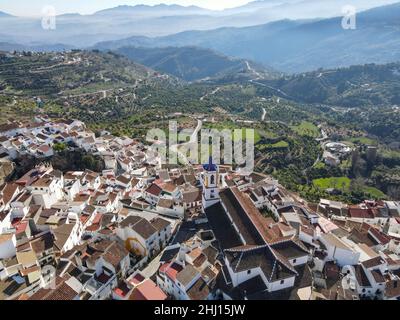 Drohnenansicht der Stadt El Burgo auf Andalusien in Spanien Stockfoto