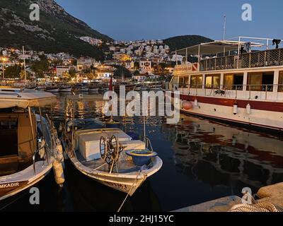 Mediterraner Hafen mit kleinen Segelbooten in der Dämmerung, Kas Türkei Stockfoto