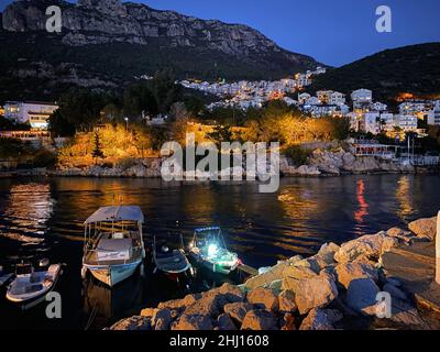 Mediterraner Hafen mit kleinen Segelbooten in der Dämmerung, Kas Türkei Stockfoto