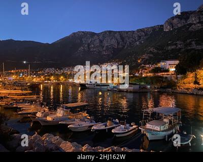 Mediterraner Hafen mit kleinen Segelbooten in der Dämmerung, Kas Türkei Stockfoto