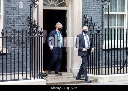 London, Großbritannien. 26th Januar 2022. Der britische Premierminister Boris Johnson verlässt sein Büro in der Downing Street 10, um an den Fragen des Premierministers (PMQ) der Woche teilzunehmen. (Foto von Belinda Jiao/SOPA Images/Sipa USA) Quelle: SIPA USA/Alamy Live News Stockfoto