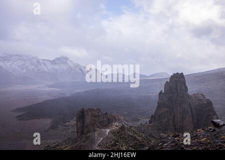 Teneriffa, Kanarische Inseln, Spanien. 26th Januar 2022. Schneefall bedeckt den Gipfel des Teide und Teile des Nationalparks, wenn die Temperaturen auf dem höchsten Berg in Spains über Nacht auf -2,8 Grad C sinken. Einige Straßen wurden gesperrt, wodurch der Zugang für Touristen und Einheimische eingeschränkt wurde. In den nächsten Tagen werden weitere niedrige Temperaturen und Schnee erwartet. Stockfoto