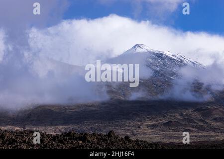 Teneriffa, Kanarische Inseln, Spanien. 26th Januar 2022. Schneefall bedeckt den Gipfel des Teide und Teile des Nationalparks, wenn die Temperaturen auf dem höchsten Berg in Spains über Nacht auf -2,8 Grad C sinken. Einige Straßen wurden gesperrt, wodurch der Zugang für Touristen und Einheimische eingeschränkt wurde. In den nächsten Tagen werden weitere niedrige Temperaturen und Schnee erwartet. Stockfoto