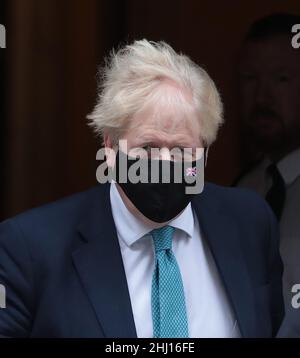 London, Großbritannien. 26th Januar 2022. Der britische Premierminister Boris Johnson verlässt die Downing St am Mittwoch, den 26. Januar 2022, um Fragen des Premierministers im Parlament zu stellen. Johnson steht unter Druck, seinen Job nach wochenlangen Skandalen, an denen er und andere Mitglieder seines Teams während der Sperre beteiligt waren, zu kündigen. Foto von Hugo Philpott/UPI Credit: UPI/Alamy Live News Stockfoto