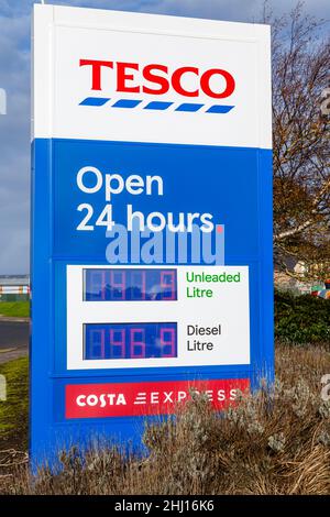 Tesco 24 Stunden Tankstellenschild, Irvine, North Ayrshire, Schottland, Großbritannien Stockfoto