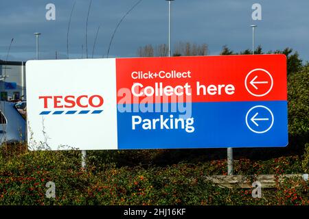 Tesco Click and Collect Schild mit Wegbeschreibung, Irvine, North Ayrshire, Scotland, UK Stockfoto