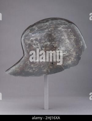 Sallet Ende des 15th. Jahrhunderts: Spanische oder italienische Salets dieser besonderen Art, die für Infanteristen bestimmt sind, finden sich in großer Zahl in der Waffenkammer der Herzöge von Medinaceli im Museo Ejercito, Madrid. Einige von ihnen sind mit mailanesischen Marken geprägt, was darauf hindeutet, dass sie in Italien für den Export nach Spanien hergestellt wurden; alternativ können sie in Spanien hergestellt und in Nachahmung der angeseheneren und teureren italienischen Originale markiert worden sein. Dieses Beispiel, das nicht markiert ist, behält das Fragment eines Eisenplumenhalters(?) An der Vorderseite und scheint gemalt worden zu sein. Sallet. Spanisch oder Italienisch Stockfoto