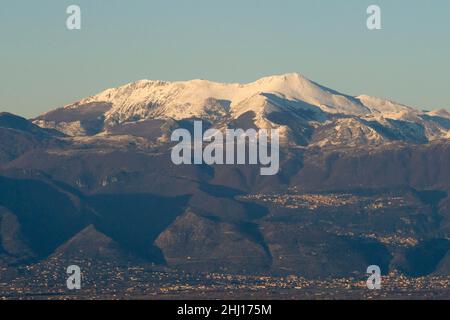 Schneebedeckte Matese-Berge von Castel Morrone aus gesehen, nachdem die Temperaturen in ganz Italien stark abfegten. Das Matese-Massiv ist ein Gebirgsmassiv des Samnite-Apennins, das in zwei Regionen (Molise und Kampanien) und vier Provinzen (Campobasso, Isernia, Caserta und Benevento) unterteilt ist. Castel Morrone, Italien, 26. Januar 2022. (Foto von Vincenzo Izzo/Sipa USA) Stockfoto