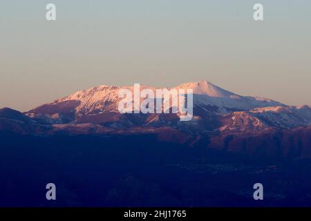 Schneebedeckte Matese-Berge von Castel Morrone aus gesehen, nachdem die Temperaturen in ganz Italien stark abfegten. Das Matese-Massiv ist ein Gebirgsmassiv des Samnite-Apennins, das in zwei Regionen (Molise und Kampanien) und vier Provinzen (Campobasso, Isernia, Caserta und Benevento) unterteilt ist. Castel Morrone, Italien, 26. Januar 2022. (Foto von Vincenzo Izzo/Sipa USA) Stockfoto