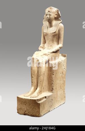 Sitzende Statue der Hatschepsut ca. 1479–1458 v. Chr. Neues Königreich Hatschepsut, die erfolgreichste von mehreren weiblichen Herrschern des alten Ägyptens, erklärte sich irgendwann zwischen den Jahren 2 und 7 unter der Herrschaft ihres Stiefsons und Neffen, Thutmose III., zum König Sie nahm den vollständigen Titel eines pharao an, einschließlich des Thronnamens Maatkare, der am häufigsten auf ihren Denkmälern zu finden ist. Ihr Thronname und ihr persönlicher Name, Hatschepsut, sind beide in ovalen Kartuschen geschrieben, was sie leicht zu erkennen macht. In dieser lebensgroßen Statue wird Hatschepsut mit dem Nemes-Kopftuch und dem Shendyt-Kilt dargestellt. Der Stockfoto