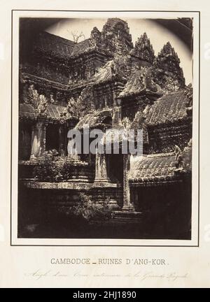 Angle d'Une Cour Intérieure de la Grande Pagode 1866 Emile Gsell Französisch die Eroberung von Saigon durch Admiral Rigault de Genouilly im Jahr 1859 und die anschließende Ausbreitung des französischen Einflusses durch Indochina und Kambodscha war der erste koloniale Erfolg des Zweiten Kaiserreichs. Zum Gedenken an die Leistung überreichte der Admiral, der Minister der Marine geworden war, Kaiserin Eugénie 1867 dieses luxuriös gebundene Fotoalbum mit dem Titel „Cochinchine et Cambodge“. Das Album umfasst 26 Bilder von Indochina und 21 von Kambodscha und enthält 15 Ansichten der Ruinen von Angkor. Die Photogrammetrie Stockfoto