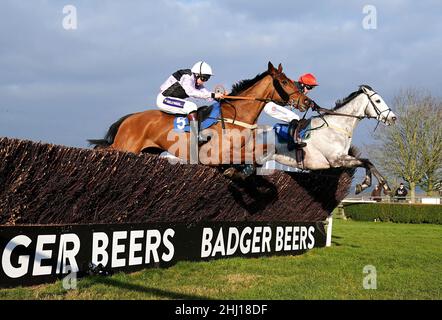 Dorking Bursche mit Jockey Jamie Moore (links) auf dem Weg zum Sieg der Watch Race Replays bei racingtv.com Handicap Chase mit flagrant Delitiep, geritten von Jockey Harry Cobden, Zweiter auf der Wincanton Rennbahn. Bilddatum: Mittwoch, 26. Januar 2022. Stockfoto