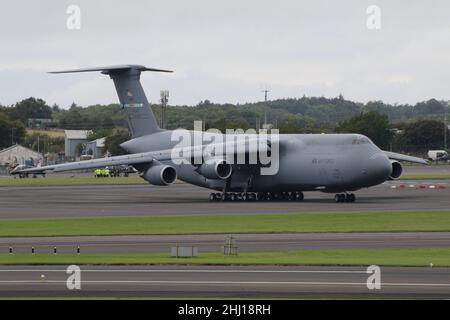 87-0045, eine Lockheed C-5M Super Galaxy, die von der United States Air Force betrieben wird, auf dem Prestwick International Airport in Ayrshire, Schottland. Die Aircradt wird gemeinsam vom 436th Airlift Wing & 512th Airlift Wing genutzt, der von der Dover Air Force Base in Delaware aus operiert. Stockfoto