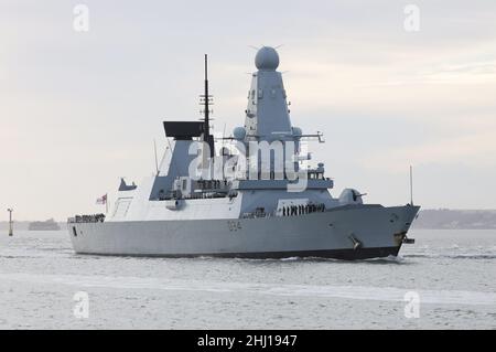 Der Royal Navy Typ 45 Zerstörer HMS DIAMOND kommt nach einem 7-monatigen Einsatz nach Hause Stockfoto