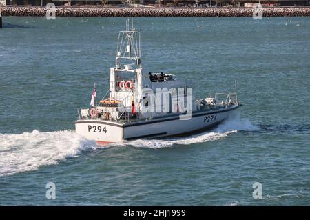 Die Royal Navy Archer Klasse P2000 Fast Training Boat HMS TROMPETER auf dem Weg zum Hafen Stockfoto