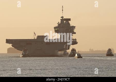 Der Flugzeugträger HMS PRINCE OF WALES, der bei Sonnenaufgang in den Solent fährt, nachdem er die Rolle des NATO-Kommandoschiffs übernommen hat Stockfoto