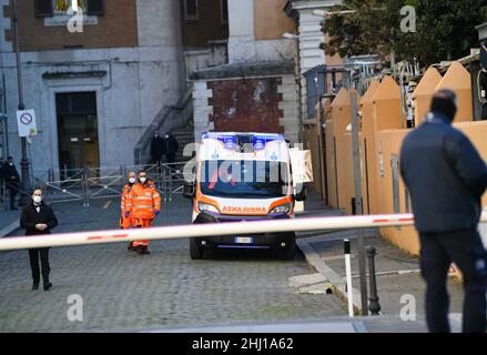 Rom, Italien. 25th Januar 2022. Ein Krankenwagen wird außerhalb des Drive-Thru-Wahlbereichs gesehen, der für Wähler eingerichtet wurde, die COVID-19 positiv sind oder sich während einer Wahlsitzung zur Wahl des neuen italienischen Präsidenten in Rom, Italien, am 25. Januar 2022 in Quarantäne befinden. Quelle: Jin Mamengni/Xinhua/Alamy Live News Stockfoto