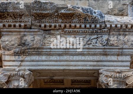 Nahaufnahme der römischen Drehbuchbeispiele aus der antiken Stadt Ephesus in Selcuk in der Provinz Izmir, Türkei am 22. Oktober 2021. Stockfoto