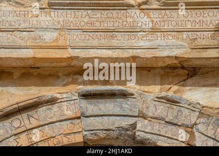 Nahaufnahme der römischen Drehbuchbeispiele aus der antiken Stadt Ephesus in Selcuk in der Provinz Izmir, Türkei am 22. Oktober 2021. Stockfoto