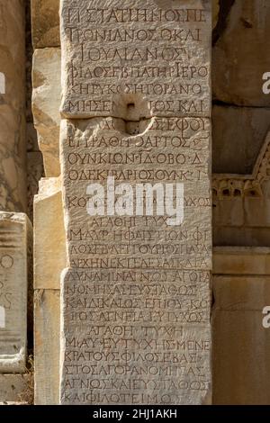 Nahaufnahme der römischen Drehbuchbeispiele aus der antiken Stadt Ephesus in Selcuk in der Provinz Izmir, Türkei am 22. Oktober 2021. Stockfoto