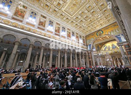 Vatikanstadt, Vatikan . 25th Januar 2022. Papst Franziskus hat den Vorsitz bei einem abendlichen Gottesdienst in der Basilika St. Paul vor den Mauern in Rom am 25. Januar 2022. Kredit: dpa/Alamy Live Nachrichten Stockfoto